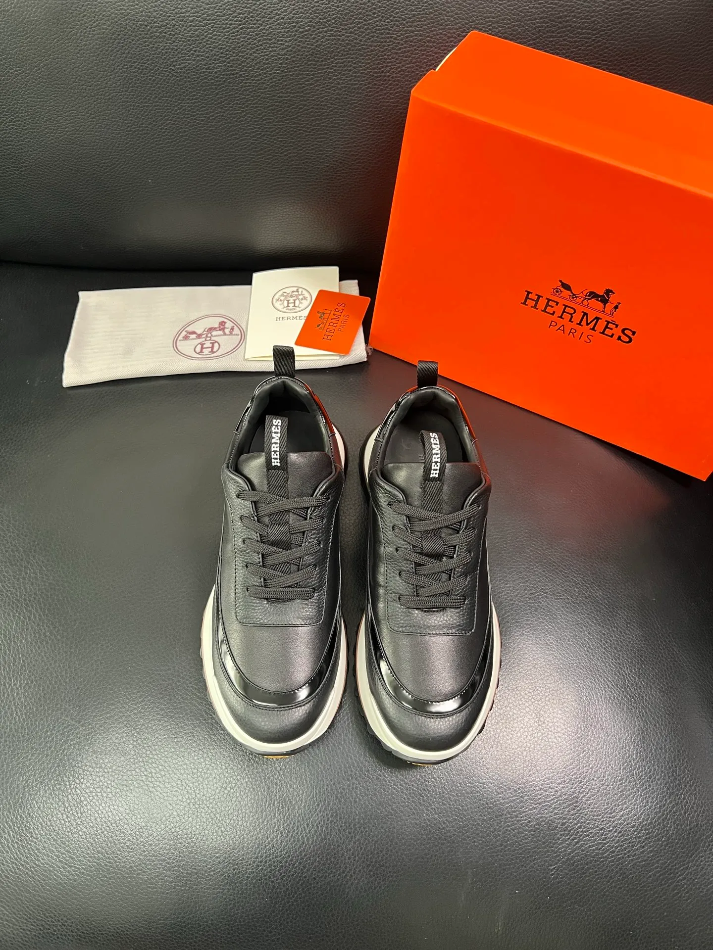 Men's shoes 💰800 Hermes top purchasing Hermes counters are on sale simultaneously with original factory configuration, original cowhide fabrics imported from Italy, high-quality splicing technology, fully imported water-dyed cowhide linings, soles: original soles specially provided by the factory are super comfortable, the original factory follows the order and high quality, you can enter and exit the counter at will, welcome to compare at the counter, code number 39-44 (customized 38 45) 85863